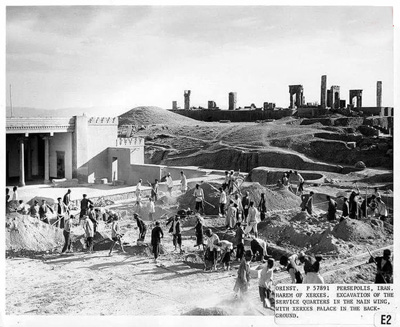 کارگران در حال کاوش‌ در تخت‌جمشید 1309