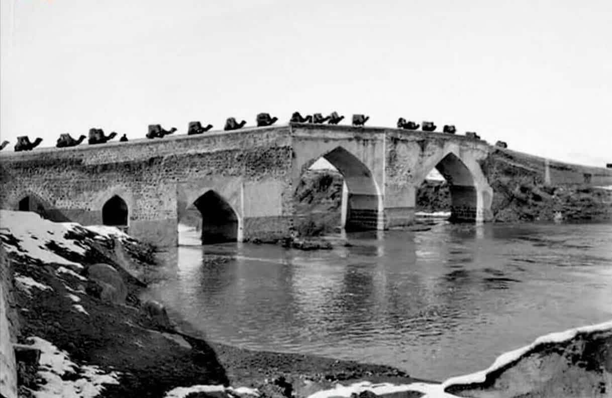 تصویر زیبای عبور یک کاروان از پلخان مرودشت در سال 1308 هجری شمسی در یک روز زمستانی